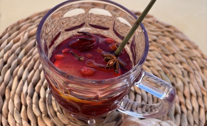 VIN CHAUD SANS VIN (GROSEILLES PAYS AUX ÉPICES)